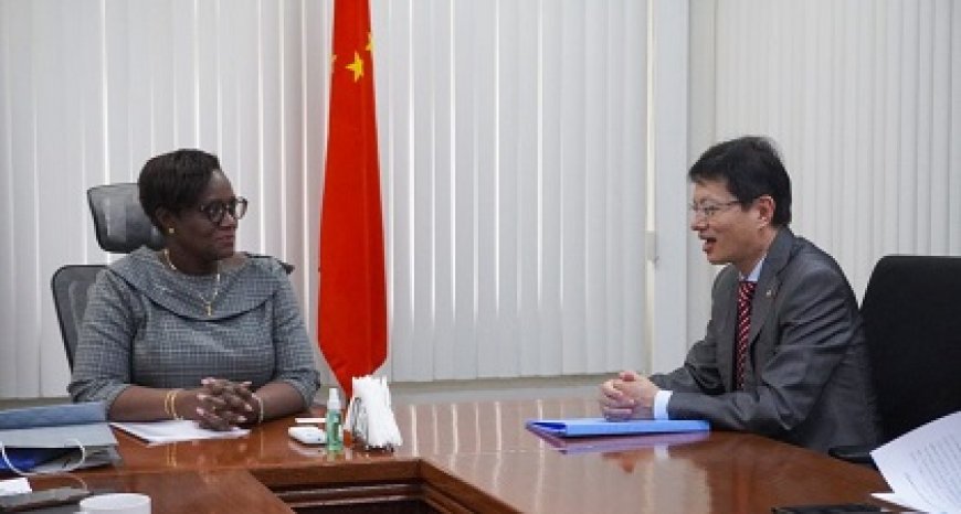 Minister van Financiën en Planning ontvangt ambassadeurs van China en Nederland