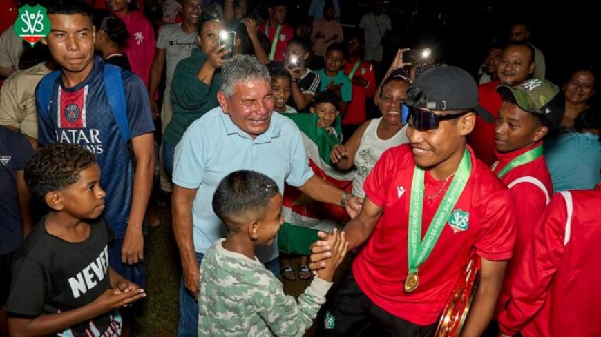 U-15 Concacaf voetbalkampioenen feestelijk onthaald