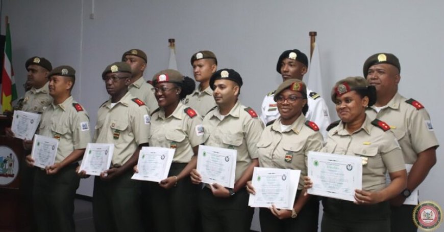 Elf legerofficieren behalen bachelorgraad Militaire Wetenschappen