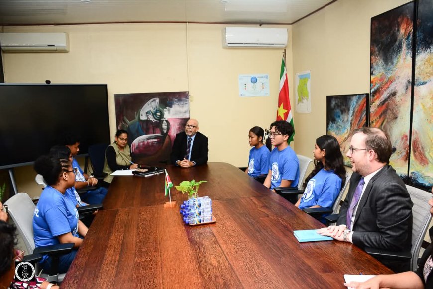 23ste groep YES-studenten brengt beleefdheidsbezoek aan minister Currie