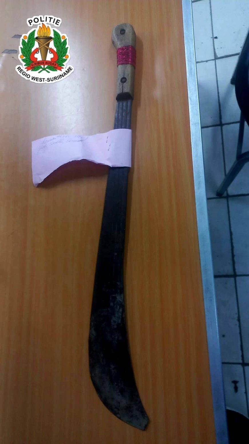 Vrouw gooit hamer en bedreigt buurvrouw en haar 2 minderjarige kinderen in Corantijnpolder