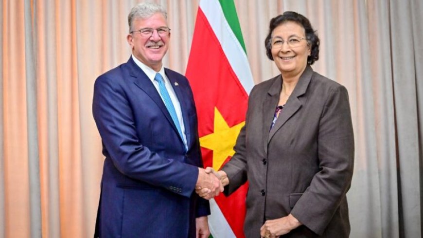 Amerikaanse ambassadeur bezoekt president Simons: focus op versterking samenwerking Suriname-