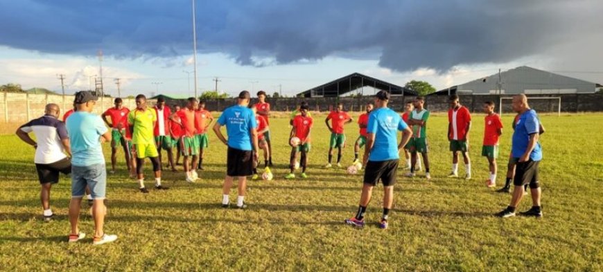 Robinhood-trainer Gödeken: ‘We weten wat de kansen en bedreigingen zijn tegen Mount Pleasant’