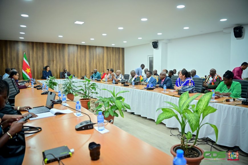 Traditionele leiders en president Simons bespreken grondenbescherming