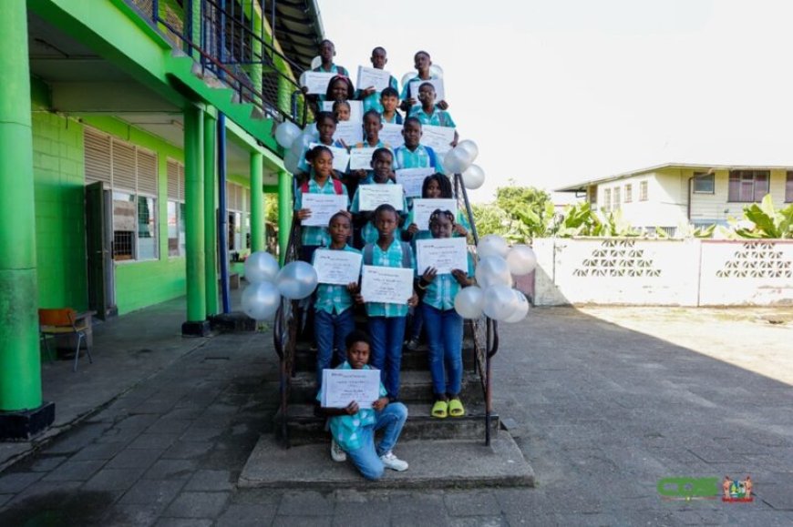 Kiwanis Club Paramaribo Central huldigt leerlingen Fatimaschool