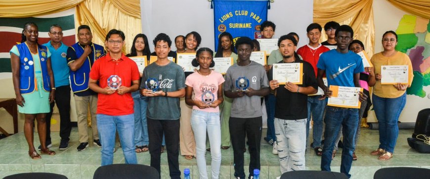 Lions Club Para huldigt best geslaagden in district Para