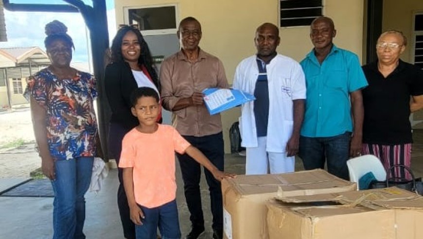 Medische student Amautan doneert medische schorten