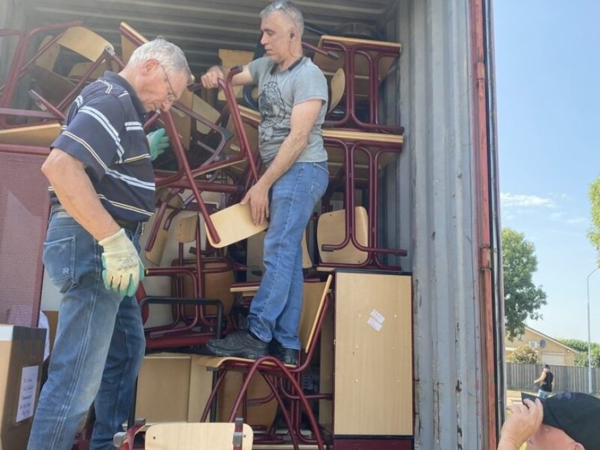 Schoolmeubilair voor Botopasi, Semoisi en Godo in Boven-Suriname