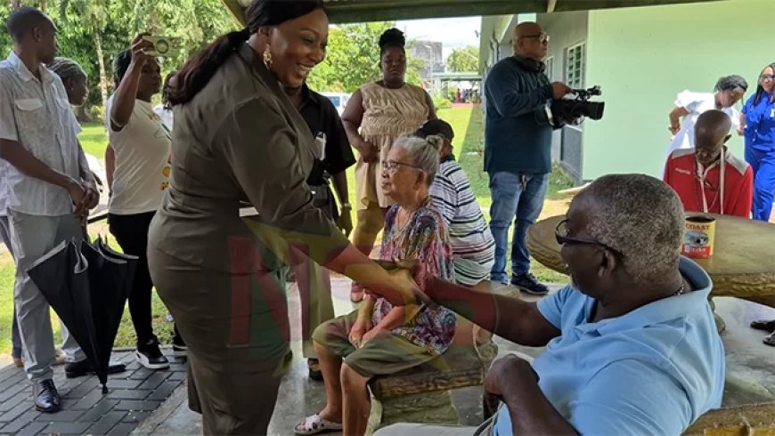 Minister Pokie krijgt storm van klachten tijdens bezoek aan Ashiana