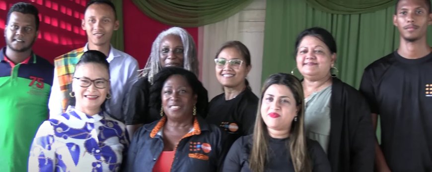 Kinderen die voor kinderen zorgen: de groeiende uitdaging van tienerzwangerschappen in Moengo