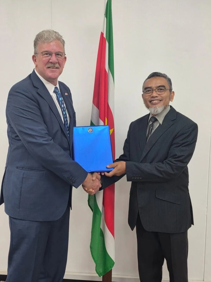 VS-ambassadeur bespreekt samenwerking en grondwetgeving met minister Soeropawiro