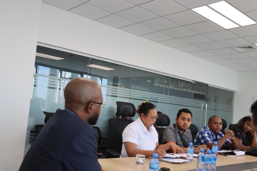 Minister Misiekaba opent dialoog met zorgbonden: Samen de schouders onder de zorg