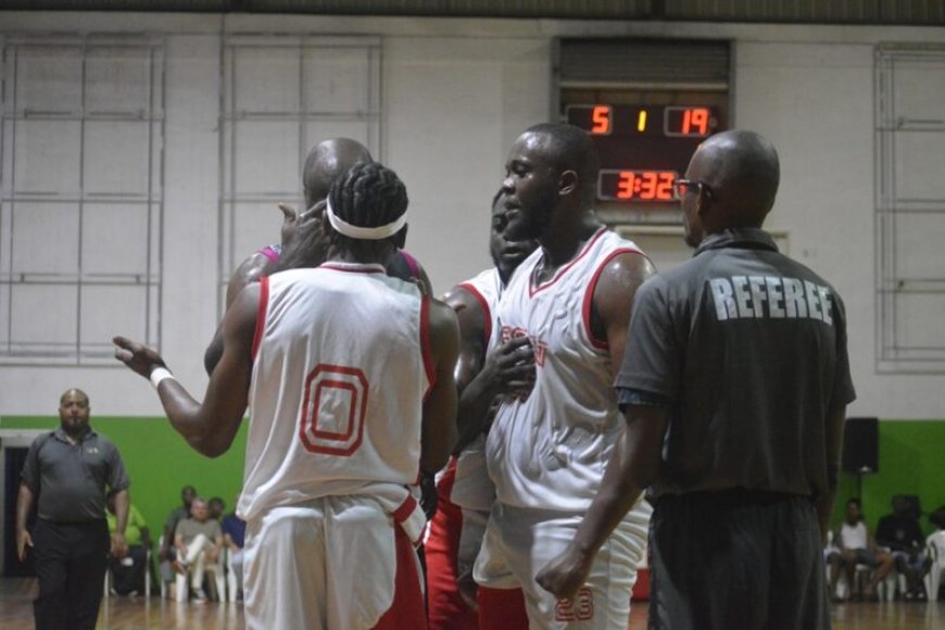 Koi Carper kruipt door oog van naald tegen gehavend SCVU