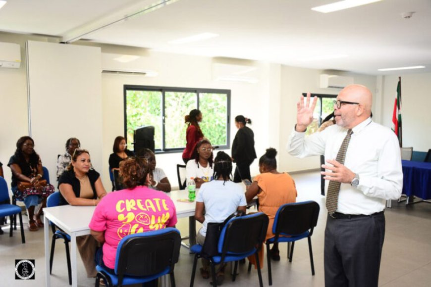 Leerkrachten binnenland delen knelpunten met minister Currie