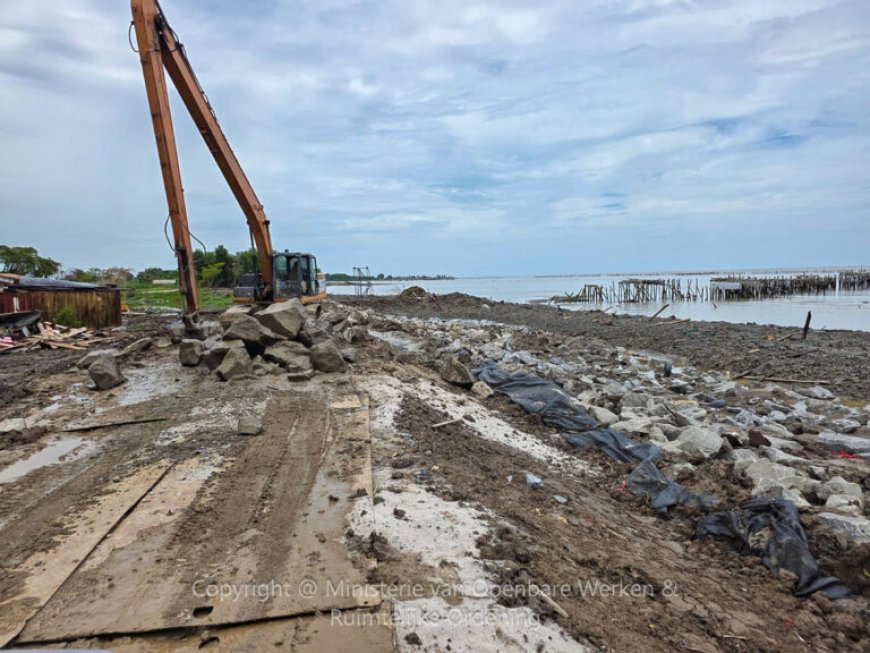 Werkzaamheden aan Brantimakaweg – bouw van een zeedijk
