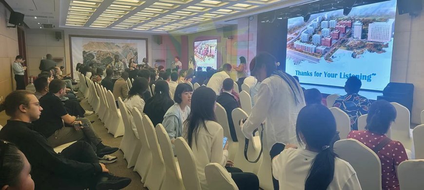 Tussen vlaggen en verhalen: Een wereld van journalisten ontmoet China