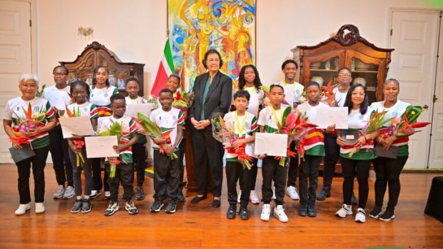 President Simons prijst jonge zwemmers als inspiratiebron