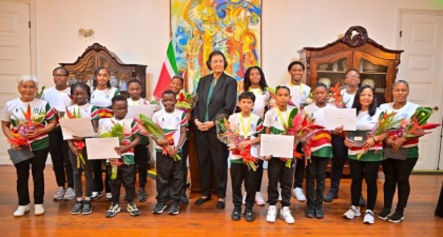 President noemt succesvolle zwemmers “inspiratiebron voor velen”