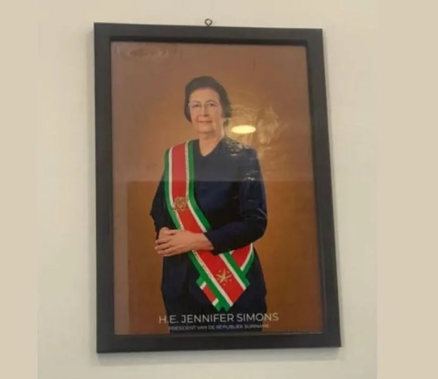 Statiefoto president Simons binnenkort zichtbaar in alle overheidskantoren