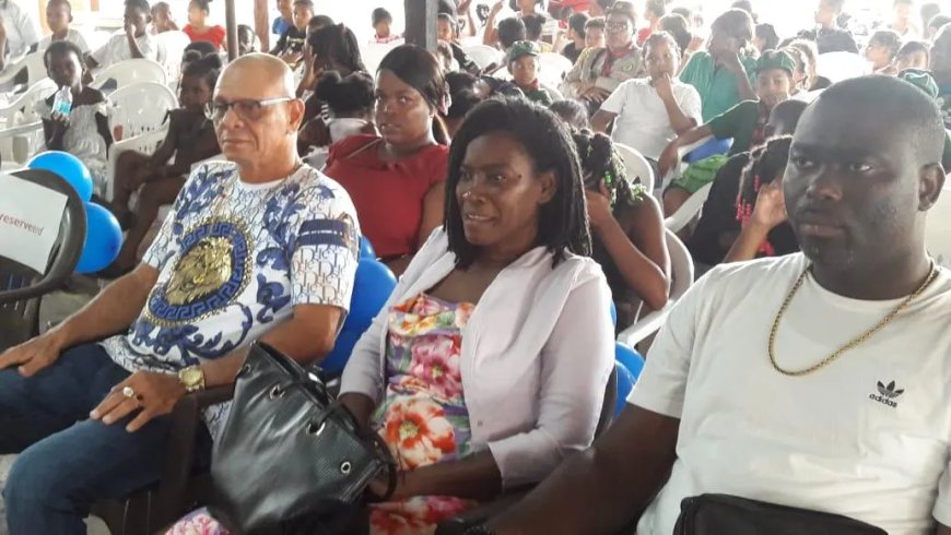 Minister Pokie doneert 320 schooltassen aan stichting 1 voor 12