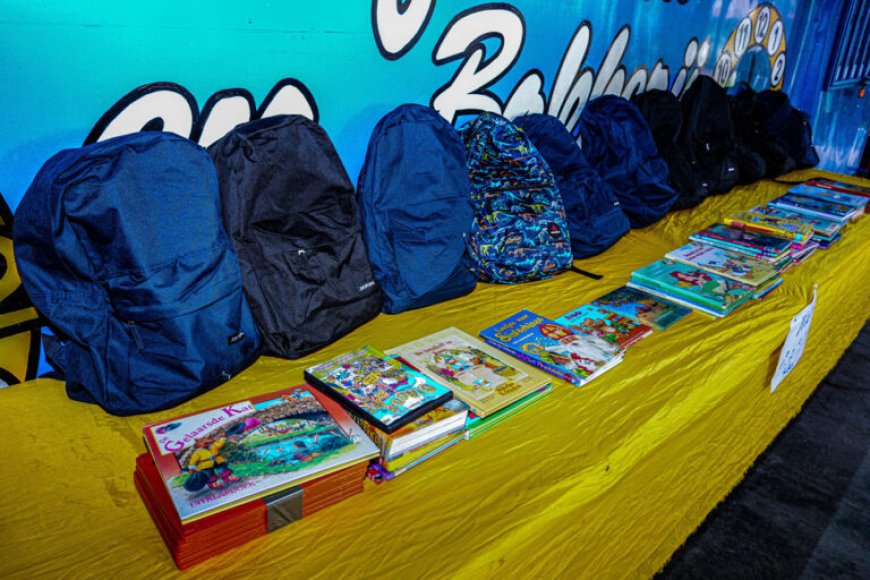 Minister Pokie ondersteunt schooltassenproject Stichting 1 voor 12