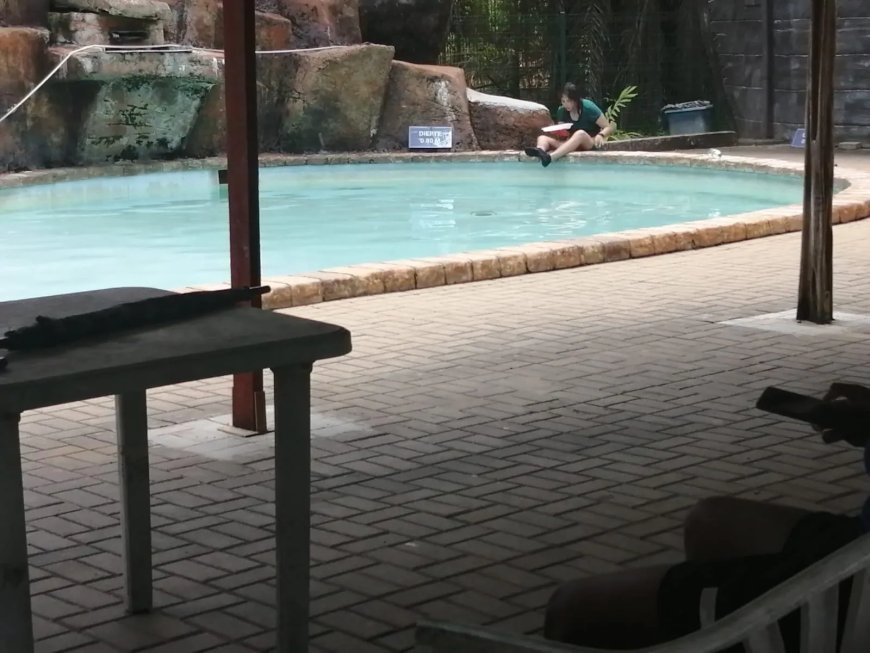 Verwarde vrouw zorgt voor opschudding in zwembad Paramaribo ZOO