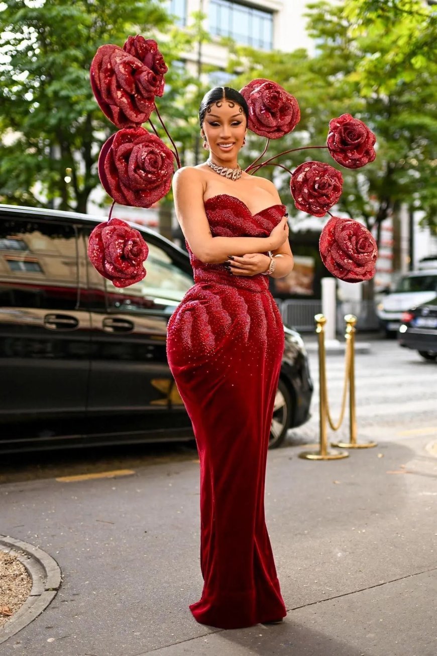 Cardi B lacht om bizarre vraag in rechtszaak