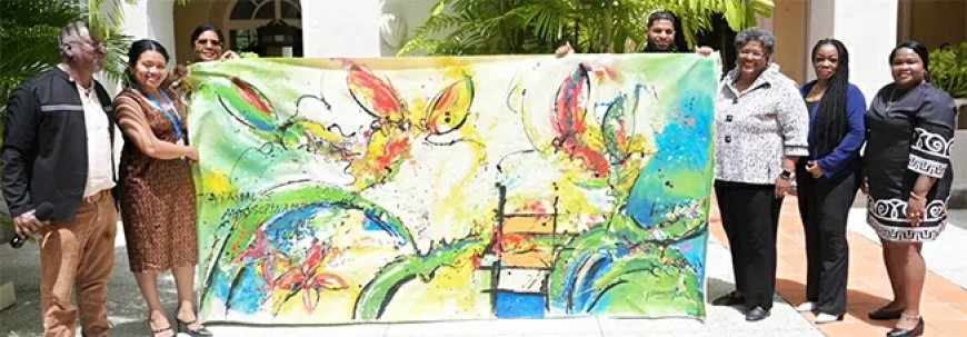Suriname schenkt schilderij aan premier Mottley tijdens Carifesta XV