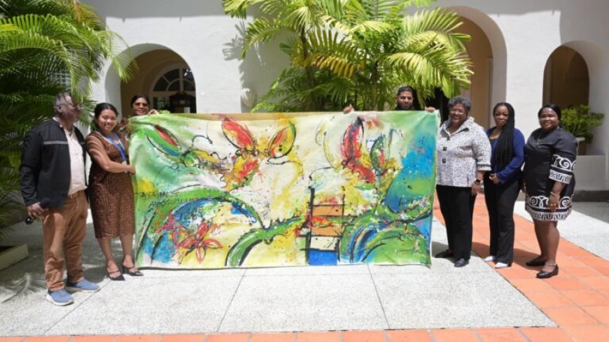 Surinaamse delegatie overhandigt schilderij aan premier Mottley op Carifesta XV