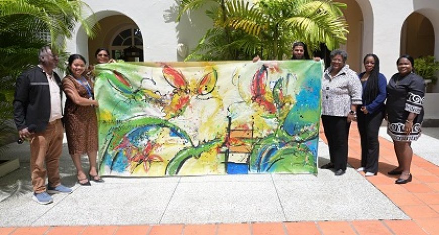Surinaamse Carifesta-delegatie overhandigt schilderij aan premier Mottley
