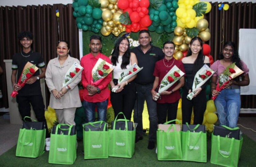 Assuria huldigt bestgeslaagden Nickerie