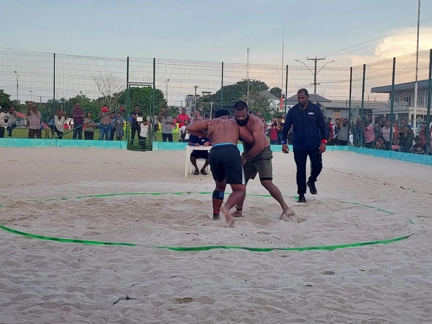 Atleten leven zich uit bij Best in West beachworsteltoernooi 