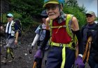 102-jarige Japanner schrijft geschiedenis op Mount Fuji