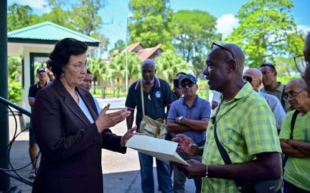 President ontvangt petitie van leden Pensioenfonds Alcoa