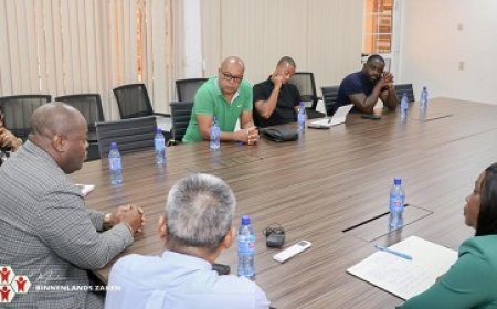 BIZA en Surinaamse Voetbalbond overleggen over paspoortzaken Nationaal Elftal