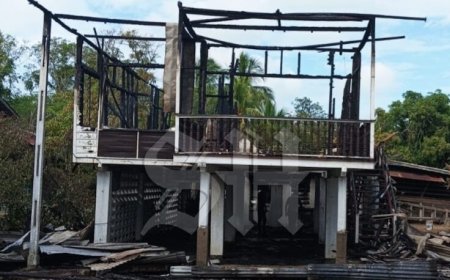 Hoogbouwwoning in vlammenzee in Nickerie