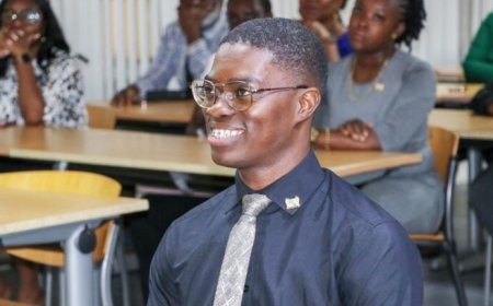 Onderminister Koniki behaalt mastertitel in Accountancy