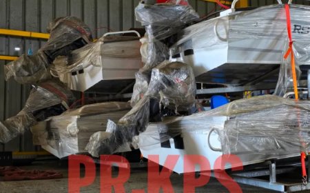 Politie neemt in opdracht van OM 5 aan LVV geschonken ‘Aid China’ boten in beslag in loods in