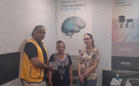 LC Parwani schenkt gehoor apparaat aan mevrouw Bhairo