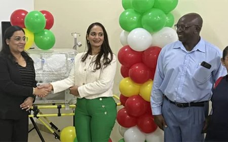 DSB schenkt transportcouveuse aan MMC Nickerie