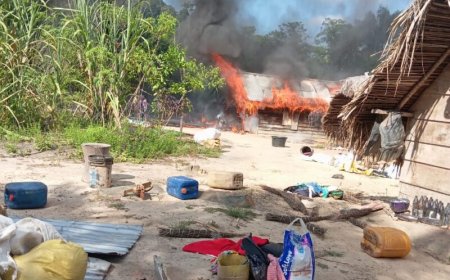 Pick-up met brandstof vat vlam in Brokopondo; twee woningen verwoest