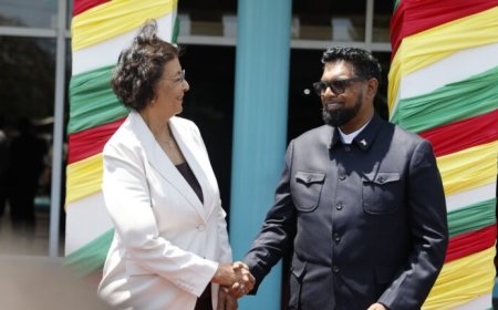 Guyanese president Irfaan Ali aangekomen in Suriname voor overleg