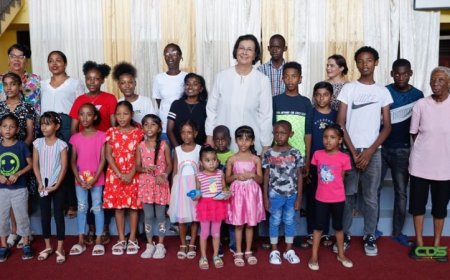 President met schoolspullen, snacks en geld naar kindertehuizen Open Poort en Gaytrie