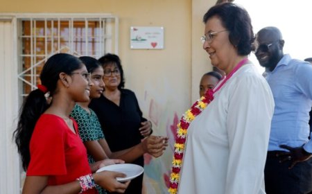 President Simons bezoekt kindertehuizen Open Poort en Gaytrie in Nickerie