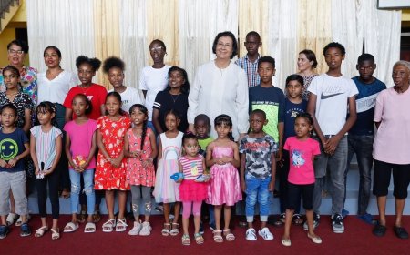 NDP doneert schoolpakketten aan Olga Clarck Kinderhuis