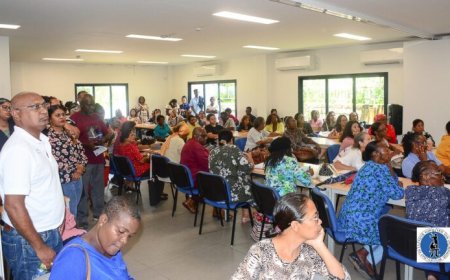 Meer dan 100 oud-leerkrachten aanwezig bij overleg met minister Currie