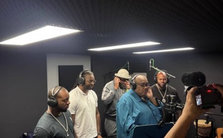 Bryan B. vereerd om 50 jaar Srefidensi-song te vertolken