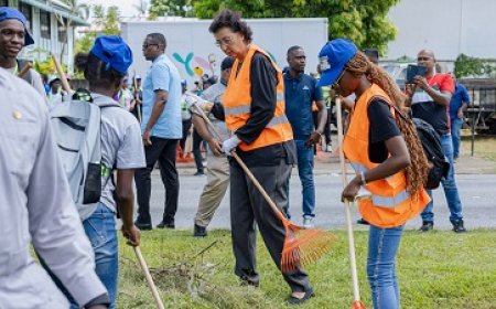 Krin Kondre-project start met 750 studenten; president helpt schoonmaken