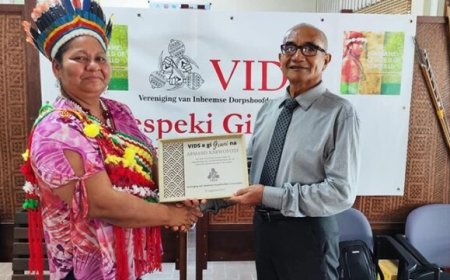 Medeoprichter Vids Armand Karwofodi naar laatste rustplaats