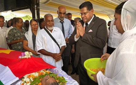 Santokhi eert Indra Djwalapersad